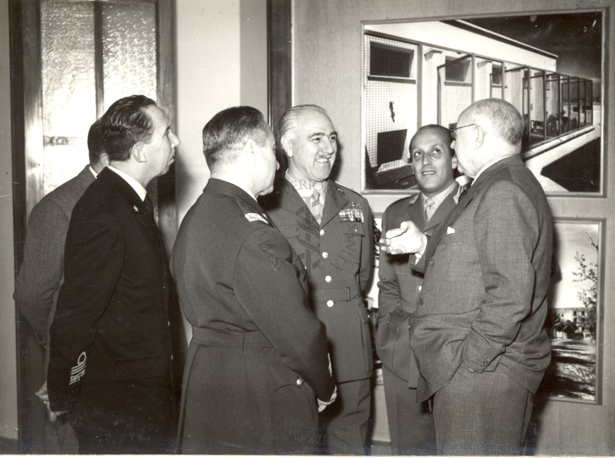 Il Prof Domenico Marotta, primo a destra, conversa conversa con la delegazione del Centro studi del Ministero della Difesa, tra cui l'Amm. Gei Martini (primo a sinistra, di profilo)