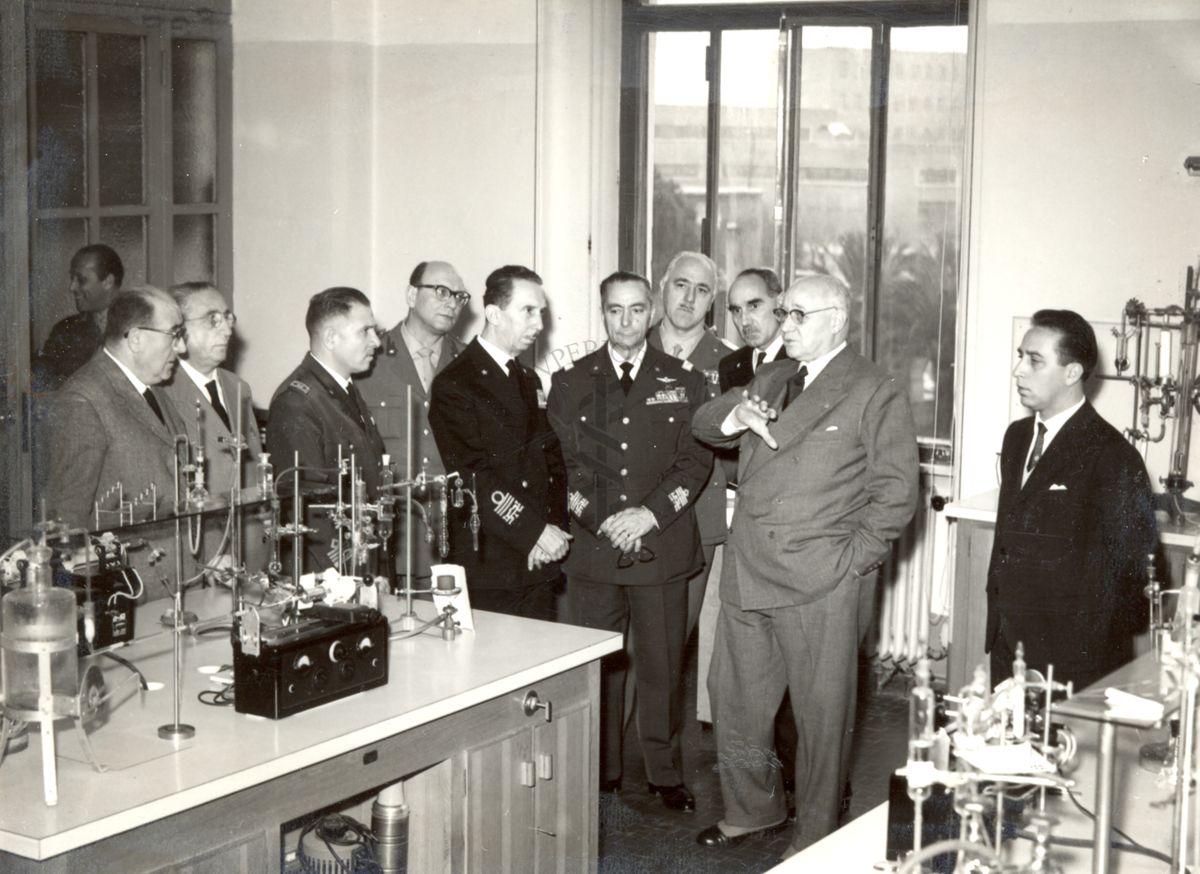 Il Prof Domenico Marotta, secondo da destra, mostra uno dei laboratori dell'Istituto Superiore di Sanità alla delegazione del Centro studi del Ministero della Difesa, tra cui l'Amm. Gei Martini (quinto da sinistra, in uniforme scura)