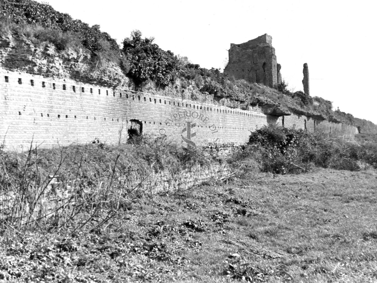 Vista di una parte del muro del Circo Massenzio con i resti sullo sfondo