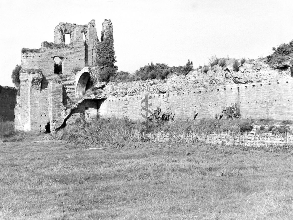 Una parte del Circo Massenzio con ruderi di una torre