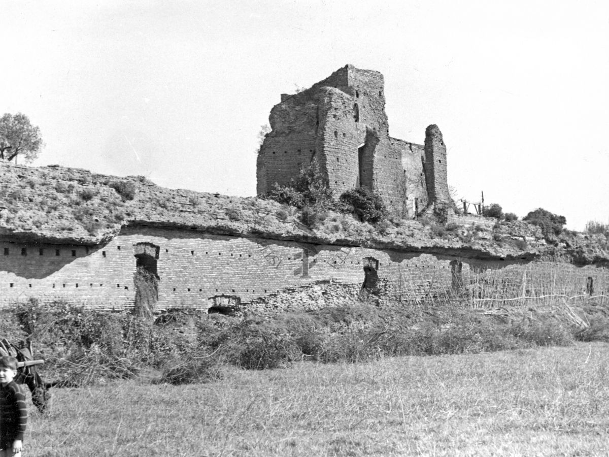 Una parte del Circo Massenzio con entrate sul muro e resti di una torre