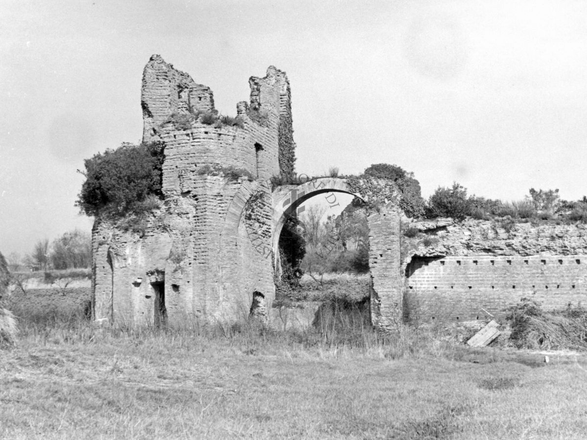 Circo Massenzio i ruderi di una torre