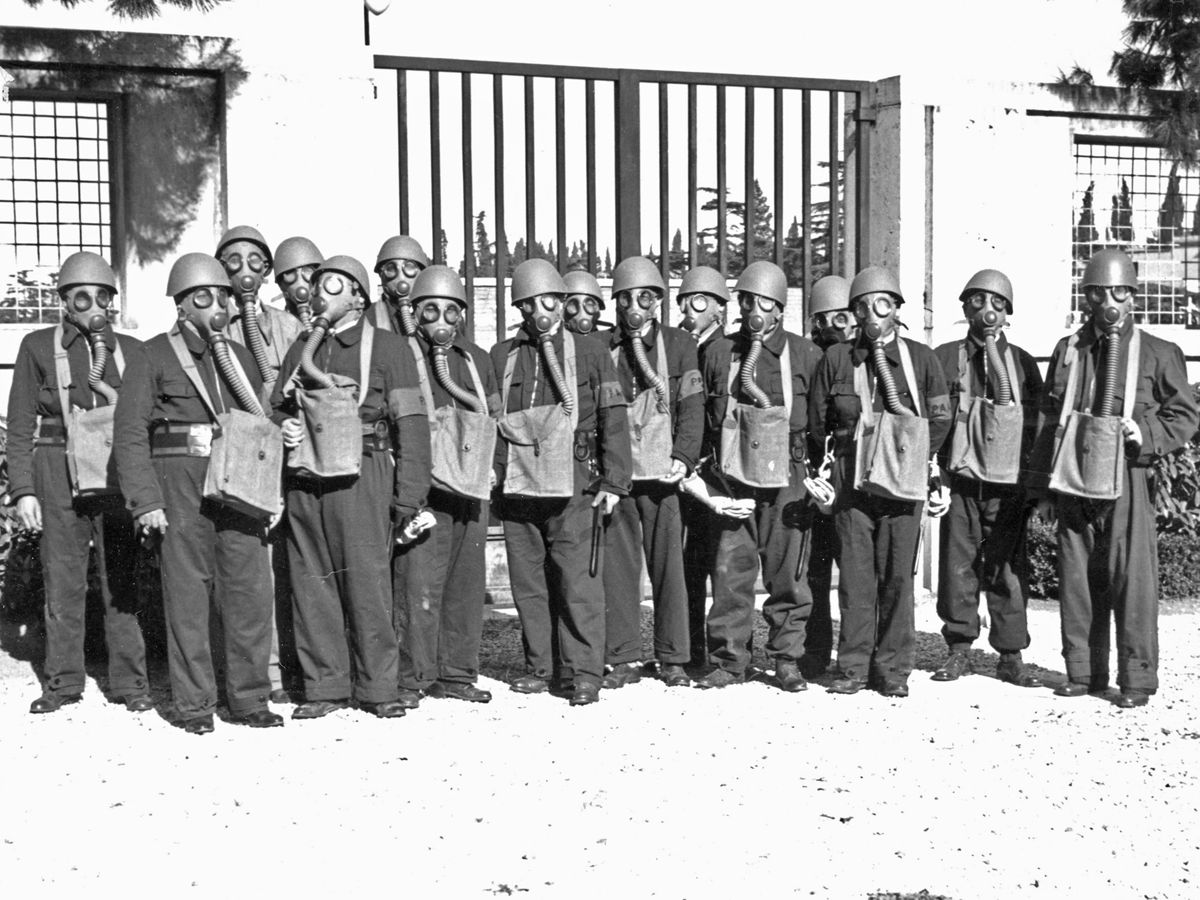 Foto di gruppo della squadra pompieristica dell'Istituto di Sanità Pubblica in preparazione prima  dell' esercitazione