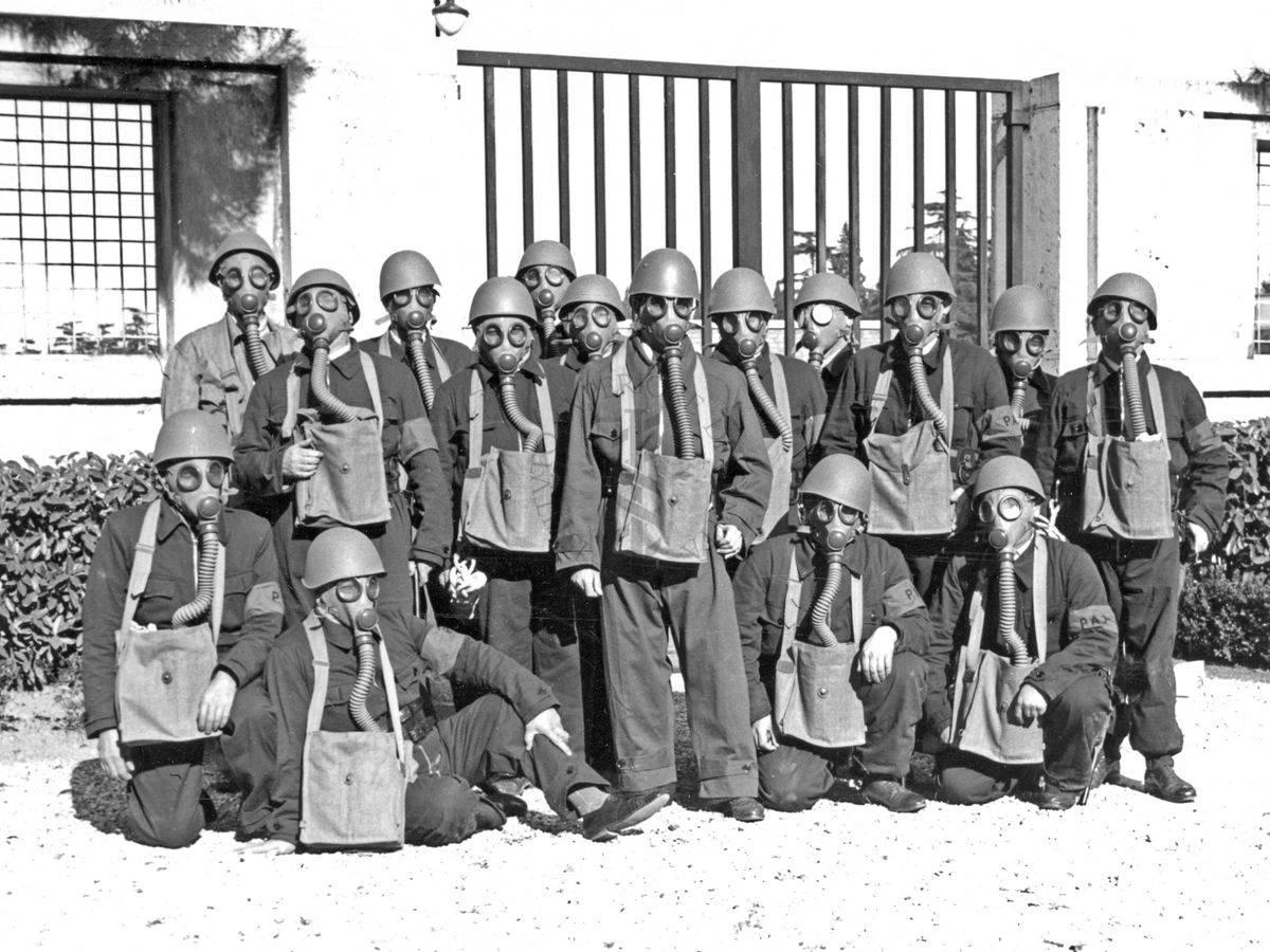 Foto di gruppo della squadra pompieristica dell'Istituto di Sanità Pubblica in preparazione prima  dell' esercitazione