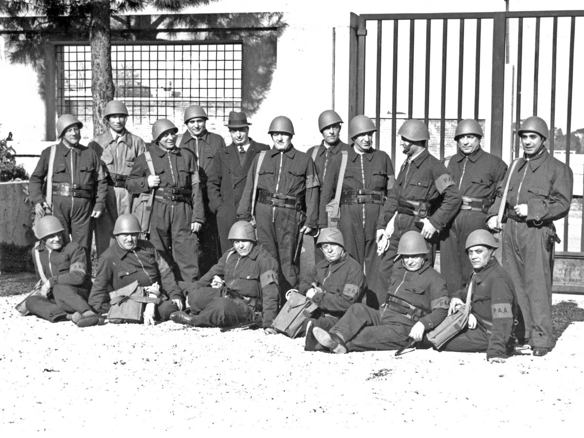 Foto di gruppo della squadra pompieristica all'interno del giardino dell'Istituto di Sanità Pubblica