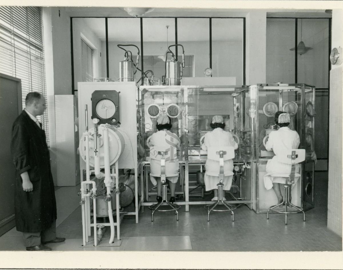 Nella foto operatori nel Laboratorio di Procaina