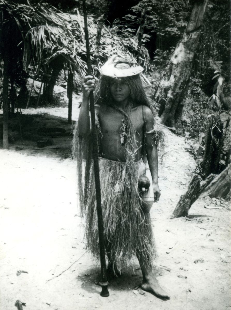 Indigeno in piedi