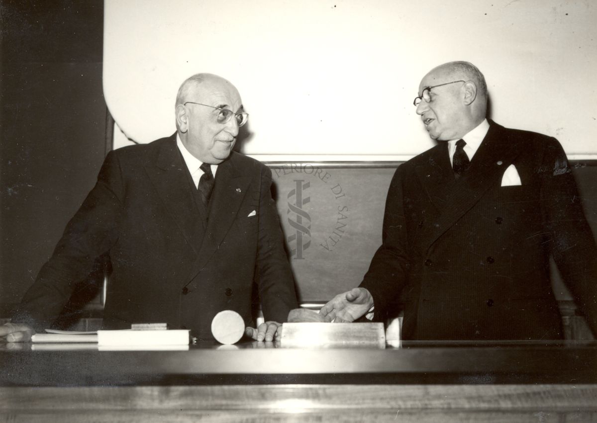 Conferenza del Dr. Renè Fabre (sinistra) con il Prof. Domenico Marotta (destra) in Istituto Superiore di Sanità