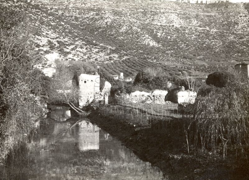 Fiume e ruderi dell'antica città di Ninfa (Littoria).