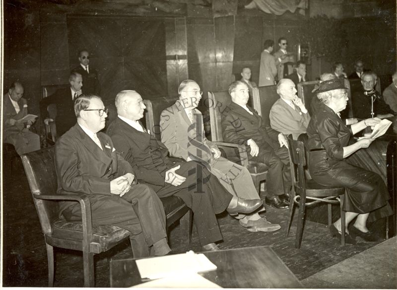 Foto di alcuni dei presenti sul palco dell'Aula Magna della Città Universitaria di Roma seduti su sedie disposte in semicerchio. In primo piano Dott. Penso e Prof. Marotta (da sinistra).