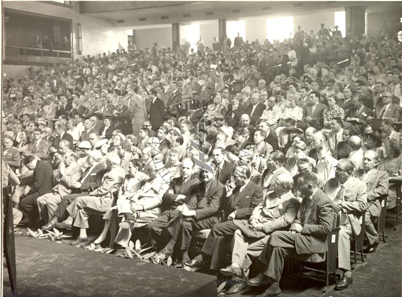 Ripresa dell'Aula Magna della Città Universitaria di Roma gremita di partecipanti al VI Congresso internazionale di microbiologia in occasione dell'inaugurazione