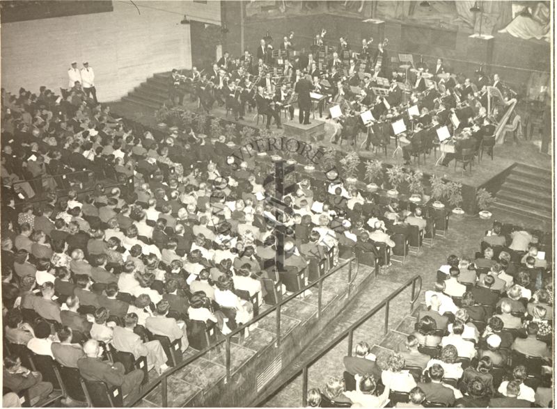 Ripresa dall'alto del pubblico e dell'orchestra durante il Concerto tenuto nell'Aula Magna della Città Universitaria in occasione del Congresso