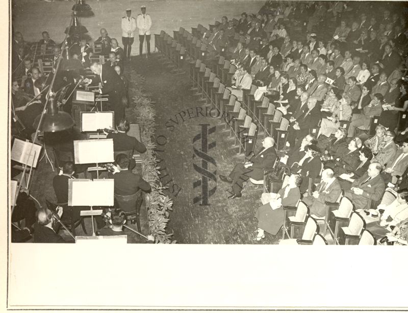 Ripresa dall'alto di parte del pubblico e dell'orchestra durante il Concerto tenuto nell'Aula Magna della Città Universitaria in occasione del Congresso