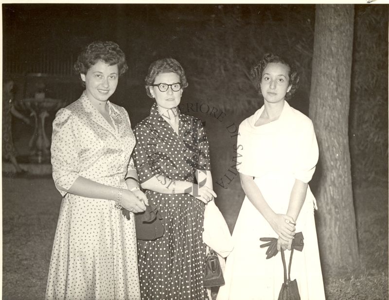 Foto di tre donne in posa durante il ricevimento offerto dall'Istituto Superiore di Sanità nel giardino in occasione del congresso