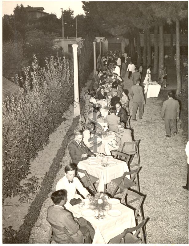 Ripresa dall'alto dei tavoli e degli invitati durante il ricevimento offerto dall'Istituto Superiore di Sanità nel giardino in occasione del congresso