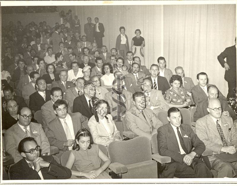 Ripresa di parte della sala all'interno dell'Istituto Farmacoterapico italiano in occasione della visita all'Istituto durante il Congresso. Inquadrati nella terza fila dal basso: Prof. Marotta (terzo da destra) e Dott. Alecce (quinto da destra)