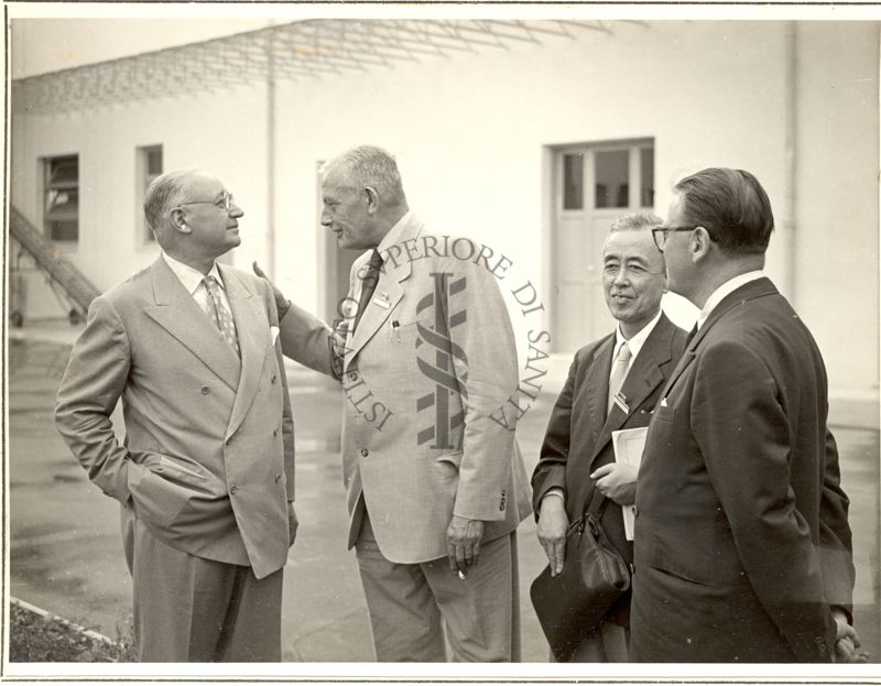 Da sinistra: Prof. Marotta, Prof. Kluyver, Prof. Kimura e Dott. Penso durante la visita all'Istituto Farmacoterapico italiano in occasione del Congresso.