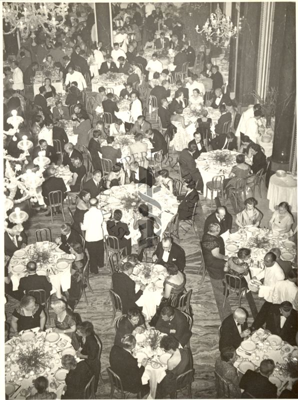 Ripresa dall'alto degli invitati seduti ai tavoli durante il pranzo al Grand Hotel di Roma in occasione del Congresso