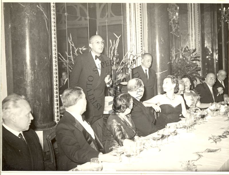 Ripresa del tavolo centrale durante il pranzo tenuto al Grand Hotel in occasione del Congresso. Inquadrato, di spalle, il Sindaco di Roma Rebecchini (quarto da sinistra)