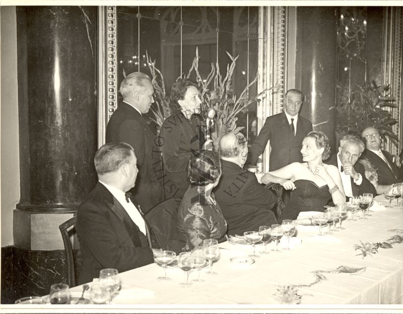 Ripresa del tavolo centrale durante il pranzo tenuto al Grand Hotel in occasione del Congresso. Inquadrato, di spalle, il Sindaco di Roma Rebecchini (terzo seduto da sinistra).