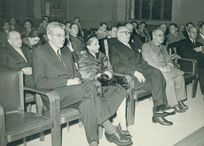 Parte della platea di un'aula dell'Istituto Superiore di Sanità. Si riconosce in prima fila il Prof. Marotta alla sinistra di una signora