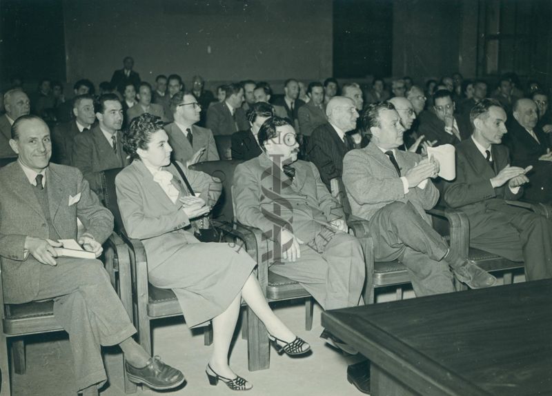 Parte della platea in un'aula dell'Istituto Superiore di Sanità. Si riconoscono, in prima fila, il Prof. Chain e il Prof. Bovet (rispettivamente il terzo e il quinto da sinistra)