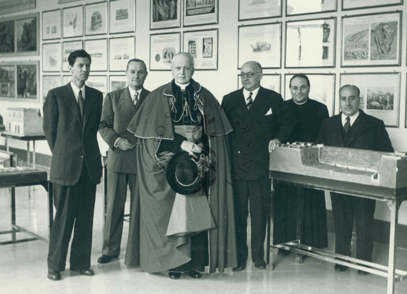 Foto di gruppo. Il Cardinale Federico Tedeschini tra il Dott. Massimo Pantaleoni (a sinistra) e  il Prof. Domenico Marotta (a destra)