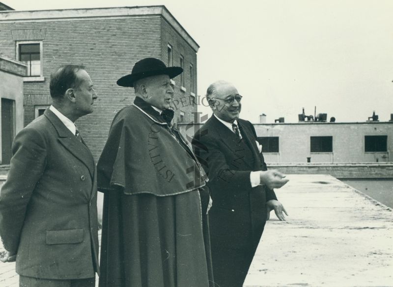 Il Prof. Domenico Marotta si intrattiene con S.E. il Cardinale Federico Tedeschini e il Dott. Massimo Pantaleoni, sulla terrazza dell'Istituto Superiore di Sanità