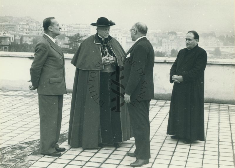 Il Prof. Domenico Marotta colloquia con S.E. il Cardinale Federico Tedeschini sulla terrazza dell'Istituto Superiore di Sanità insieme al Dott. Massimo Pantaleoni e ad un sacerdote