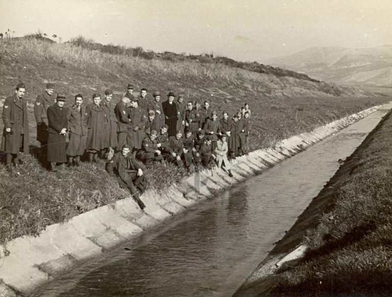 Sottufficiali della Sanità Militare, partecipanti a un corso di Malariologia, visitano Littoria (Canale Mussolini) in compagnia del prof. Alberto Missiroli.