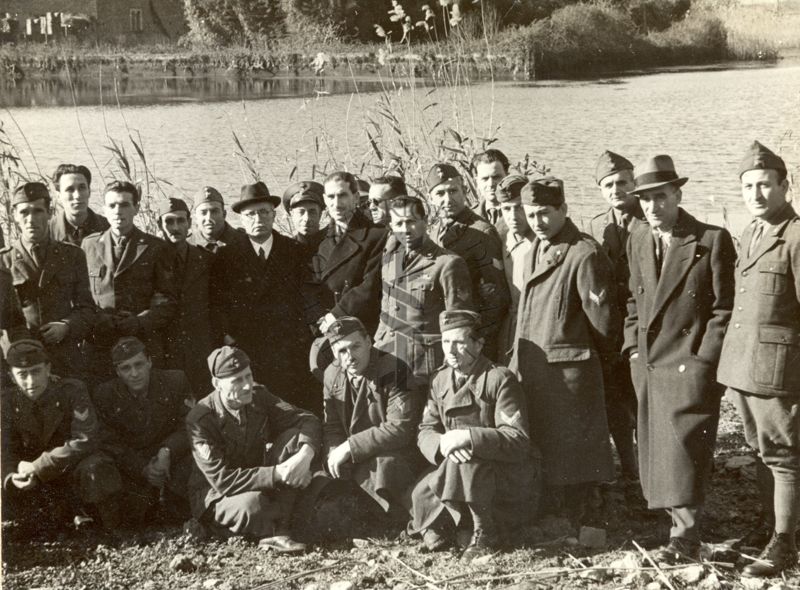 Sottufficiali della Sanità Militare, partecipanti a un corso di Malariologia, visitano Ninfa. Littoria. In compagnia del prof. Alberto Missiroli.