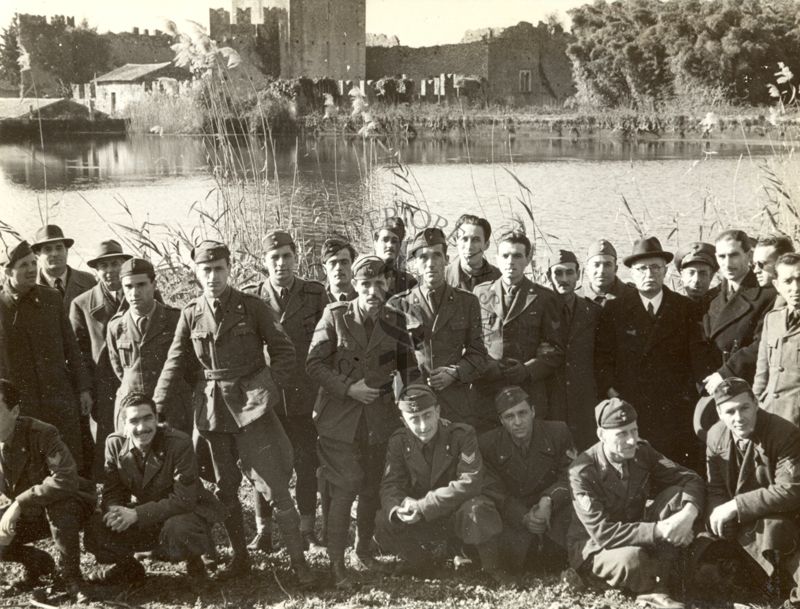 Sottufficiali della Sanità Militare, partecipanti a un corso di Malariologia, visitano Ninfa. Littoria.  In compagnia del prof. Alberto Missiroli.