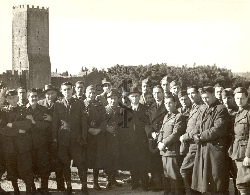 Sottufficiali della Sanità Militare, partecipanti a un corso di Malariologia, visitano Ninfa. Littoria. In compagnia del prof. Alberto Missiroli.