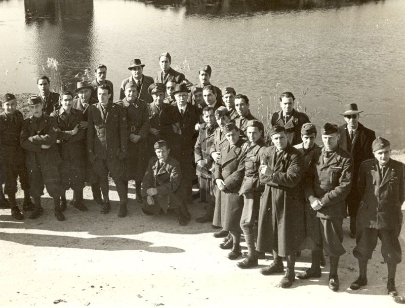 Sottufficiali della Sanità Militare, partecipanti a un corso di Malariologia, visitano Ninfa. Littoria. In compagnia del prof. Alberto Missiroli.