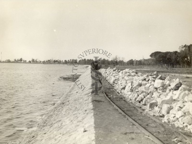 Lavori in muratura, agli argini del Lago di Fogliano. Littoria.