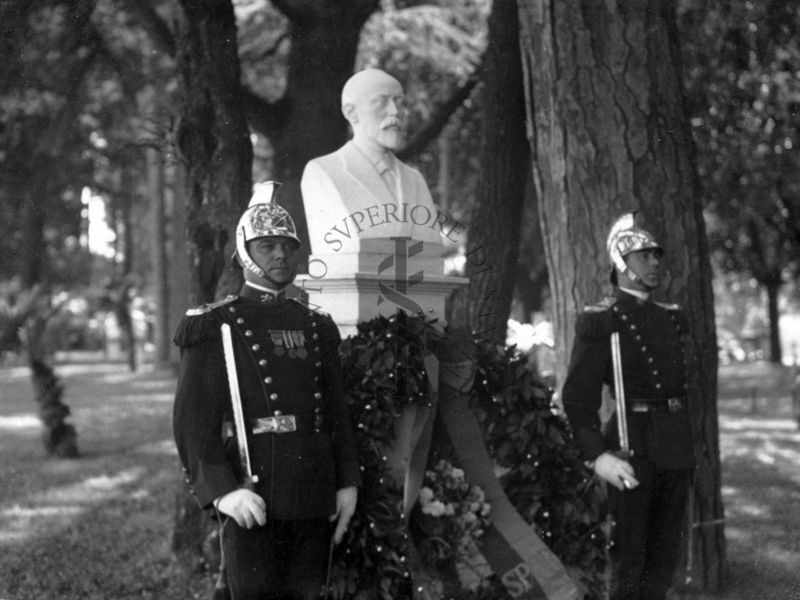 Busto di Angelo Celli al parco del Pincio (Roma) affiancato da due corazzieri