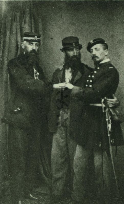 Raffigurazione di Vincenzo Nitti (padre di Francesco Saverio Nitti), a sinistra, e i fratelli Giuseppe e Raffaele militi della Guardia Nazionale per vendicare il padre e stroncare il brigantaggio. 1862