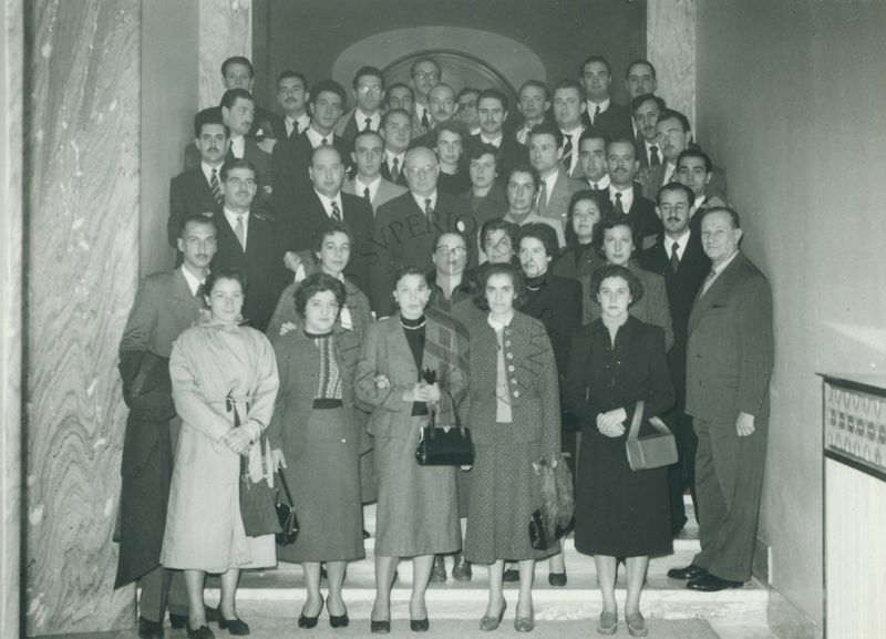 Foto di gruppo sulla scala adiacente la Direzione dell'Istituto Superiore di Sanità. Al centro si riconosce il Prof. Marotta, a destra il Dott. Pantaleoni
