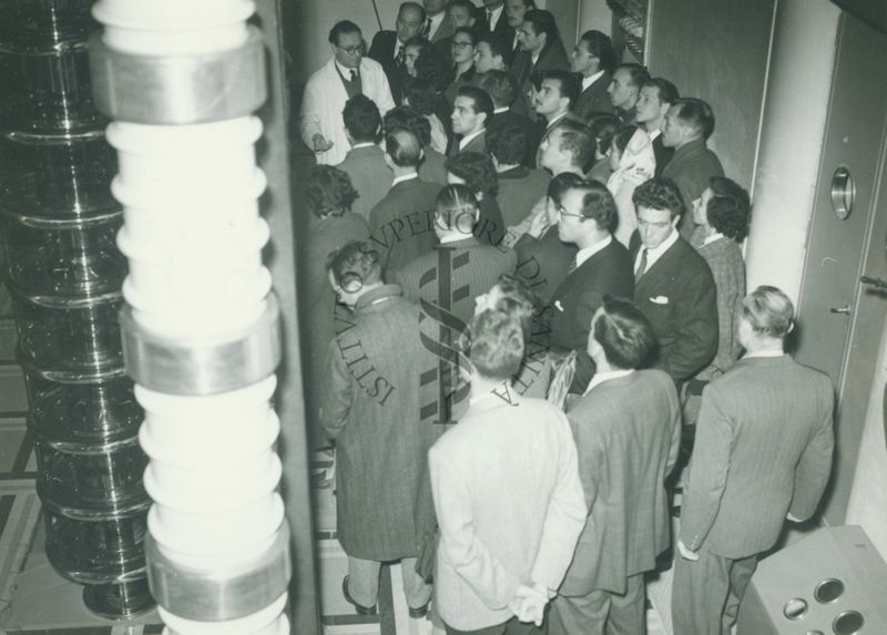 Gruppo di studenti Uruguaiani ripreso dall'alto mentre segue una spiegazione in un laboratorio dell'Istituto Superiore di Sanità.