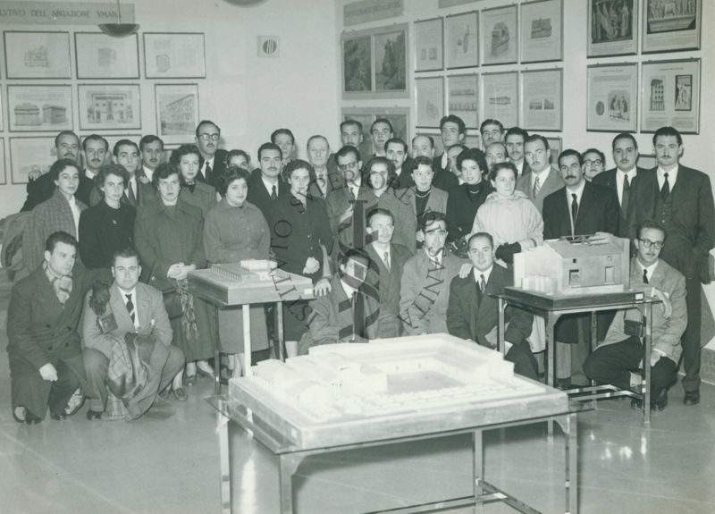 Foto di gruppo nel Museo dell'Istituto Superiore di Sanità. Al centro il Dott. Pantaleoni