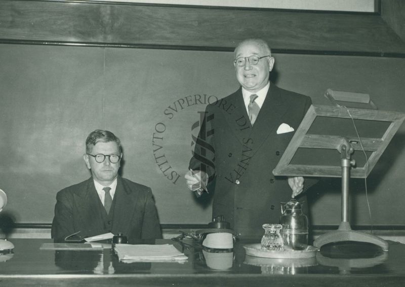 Il Prof. Marotta introduce il Prof. Sir F. Macfarlane Burnet al tavolo dei relatori