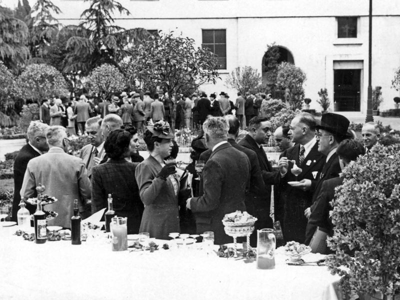 Congressisti ad un banchetto allestito in un cortile interno dell'Istituto Superiore di Sanità