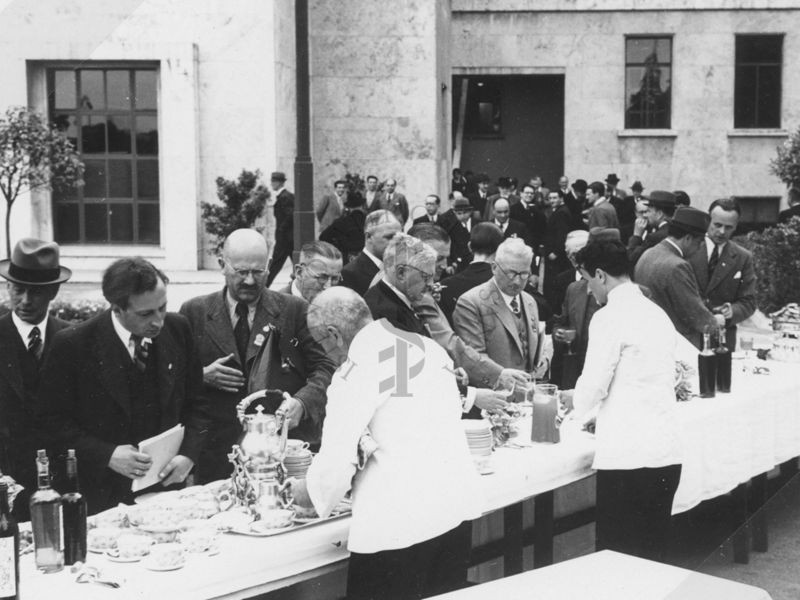 Congressisti ad un banchetto allestito in un cortile interno dell'Istituto Superiore di Sanità