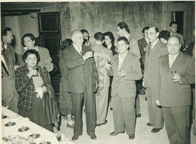 Alcuni congressisti ripresi davanti ad un buffet in un momento di pausa in occasione della visita a Tarquinia e al museo archeologico