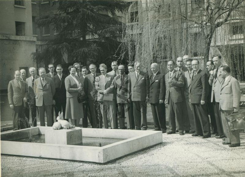 Foto di gruppo degli assistenti sanitari dell'Organizzazione Mondiale della Sanità negli spazi esterni dell'Istituto Superiore di Sanità, dietro la fontana raffiguranet dei conigli, in occasione della loro visita all'Istituto