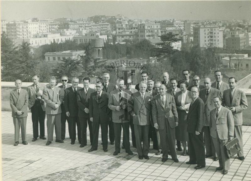 Ripresa dall'alto del gruppo degli assistenti sanitari dell'Organizzazione Mondiale della Sanità sulla terrazza dell'Istituto Superiore di Sanità, con una veduta della città di Roma sullo sfondo, in occasione della visita all'Istituto