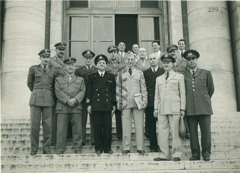 Foto di gruppo sulle scale antistanti l'ingresso principale dell'Istituto Superiore di Sanità degli ufficiali italiani e stranieri in uniforme della Scuola Unica Interforze Armate per la Difesa Atomica, Batteriologica e Chimica venuti in visita all'Istituto Superiore di Sanità insieme ad altro personale dell'Istituto Superiore di Sanità