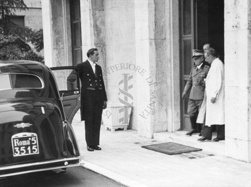 Vittorio Emanuele III, in visita all'Istituto di Sanità Pubblica, esce dall'Istituto per risalire in macchina