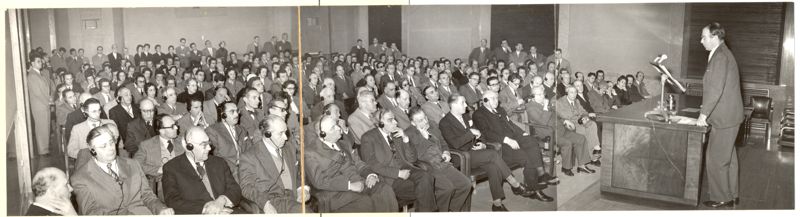 Inquadratura generale della platea mentre ascolta il Prof. Tiselius. In prima fila al centro notiamo il Prof. Marotta e sul fondo il Prof. Chain. In terza fila sulla sinistra si riconosce il Prof. Daniel Bovet