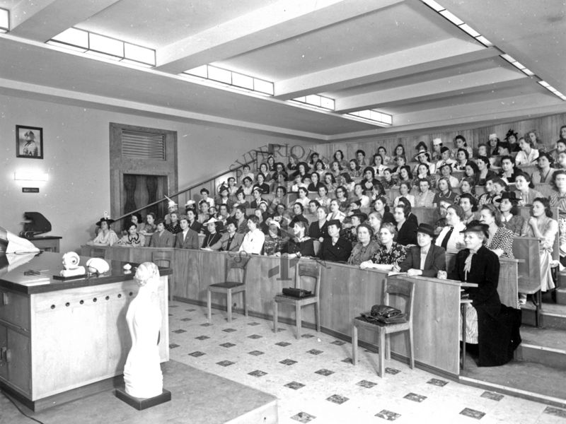 Platea di partecipanti e docenti a un corso, in un'aula dell'Istituto Superiore di Sanità (attuale aula Marotta)